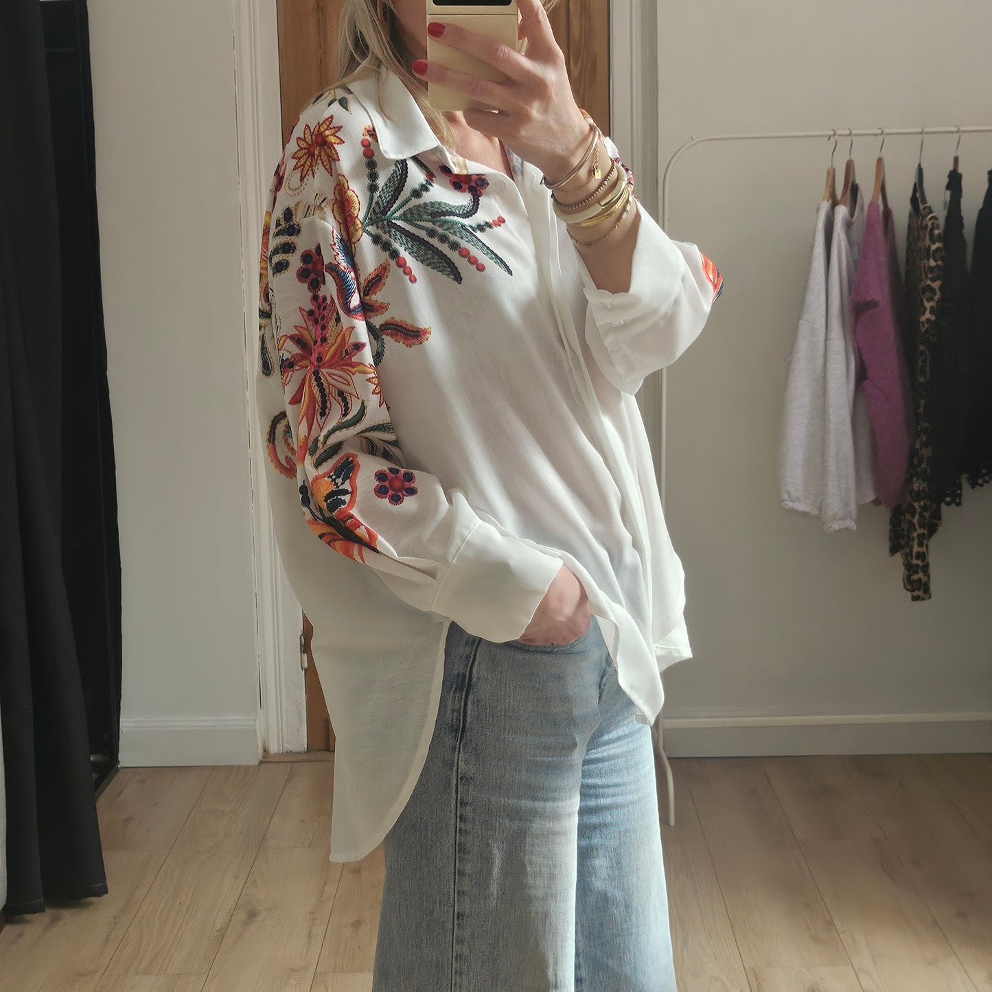 Chemise blanche à fleurs