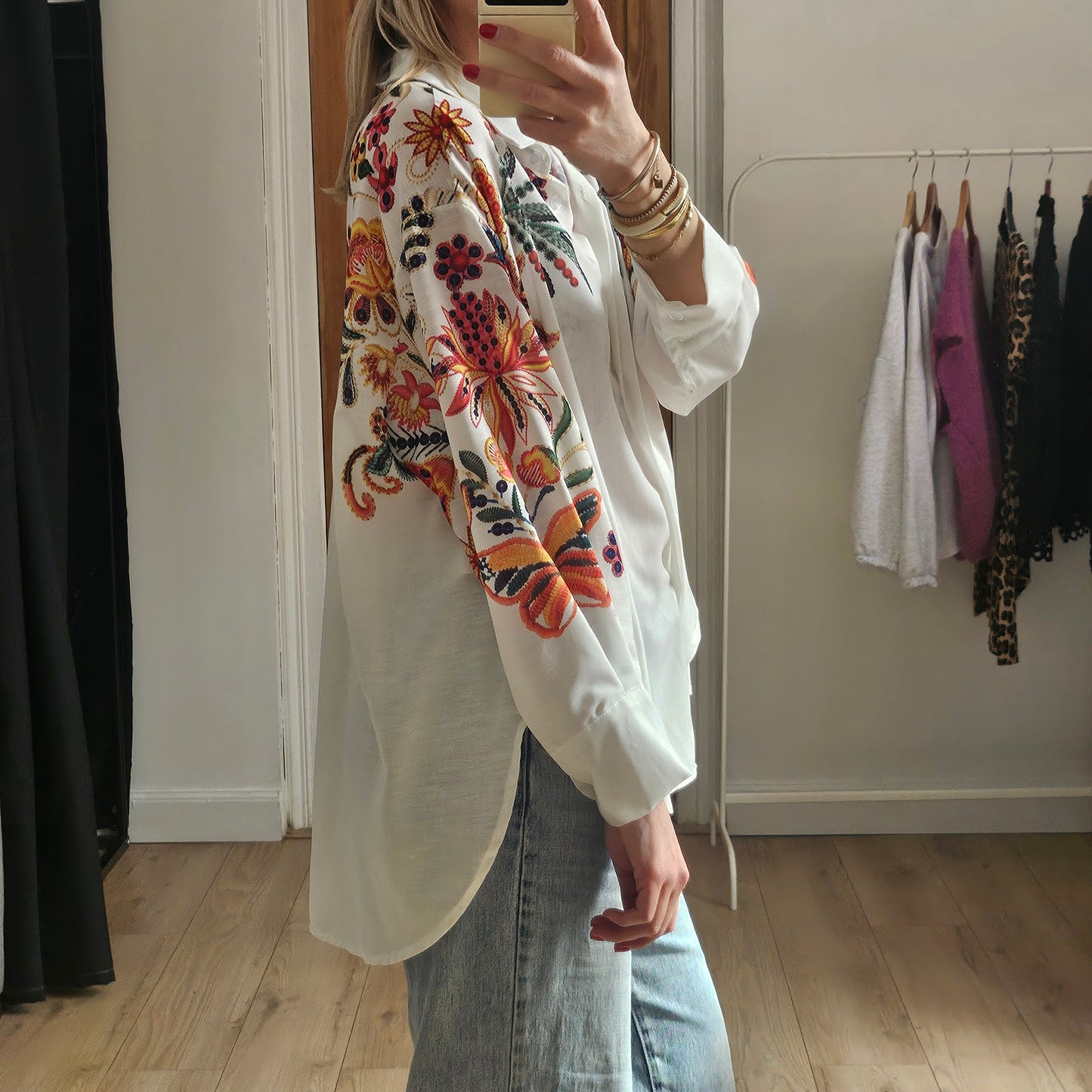 Chemise blanche à fleurs