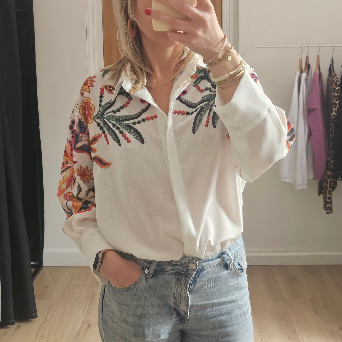 Chemise blanche à fleurs