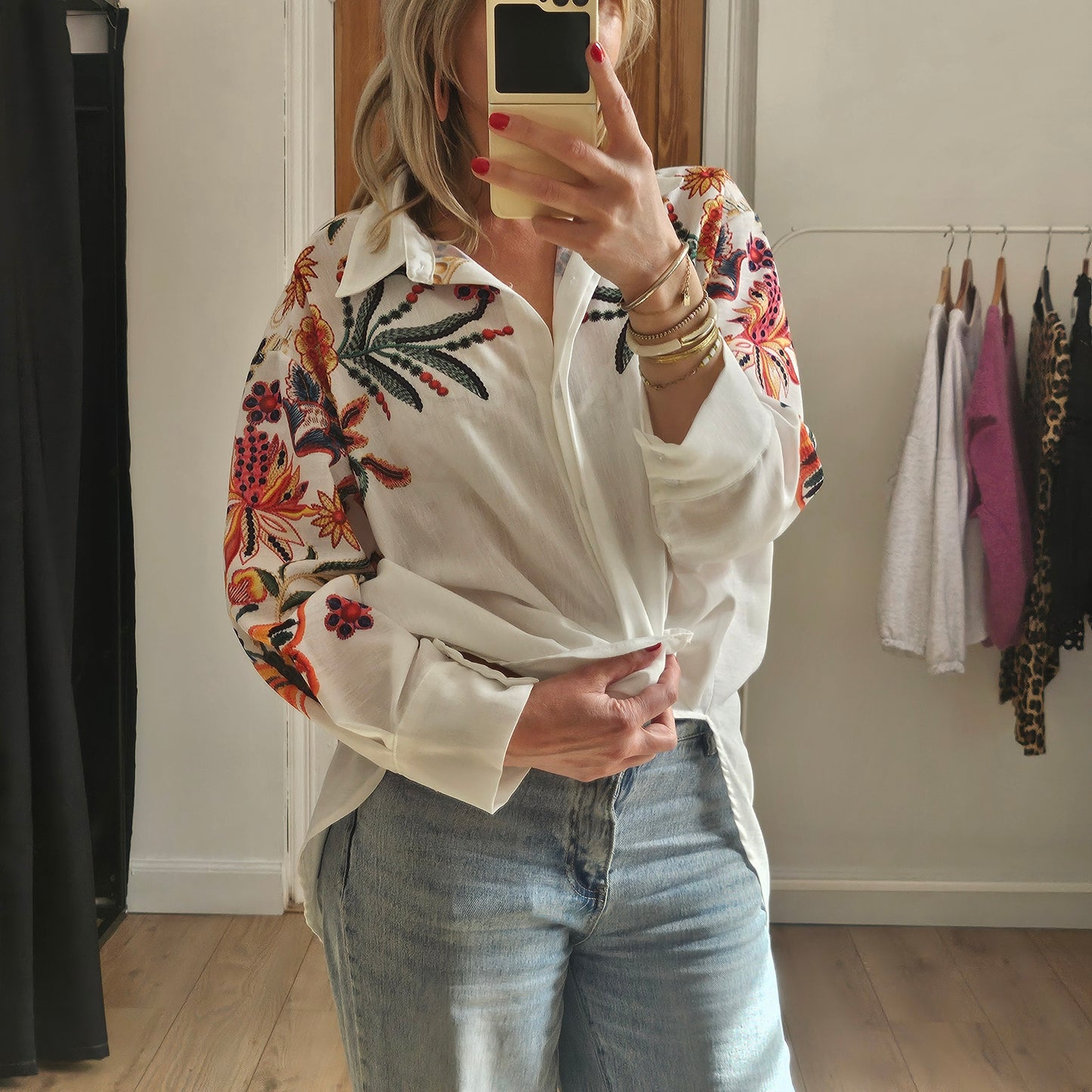 Chemise blanche à fleurs