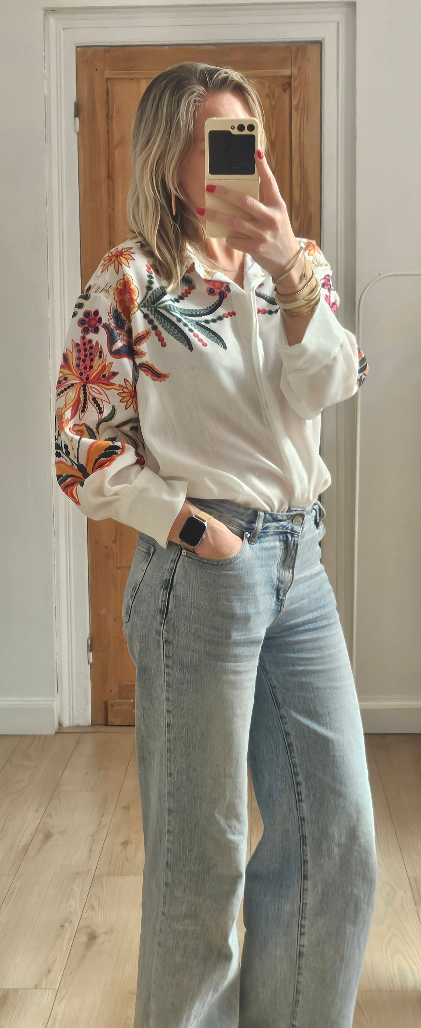 Chemise blanche à fleurs
