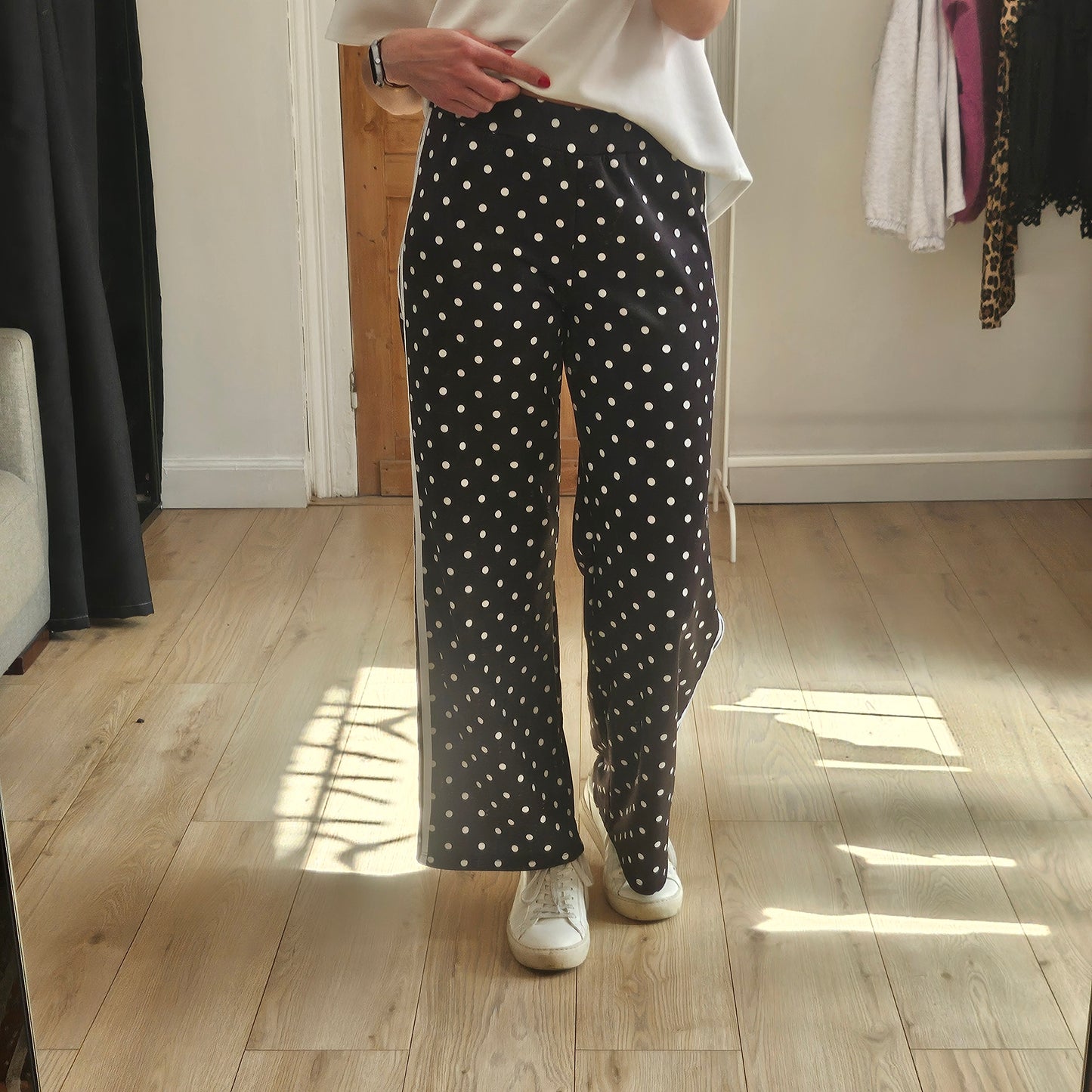 Pantalon noir à pois